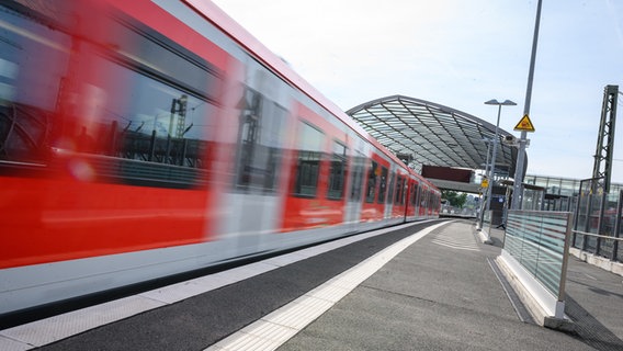 An S-Bahn leaves Elbbrücken station.  © picture alliance/dpa Photo: Jonas Walzberg