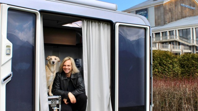 Karl Valentines "Buchbinder Wanninger" in the Deutsches Theater: Tim Wilhelm, here with dog Seppi, in the caravan.