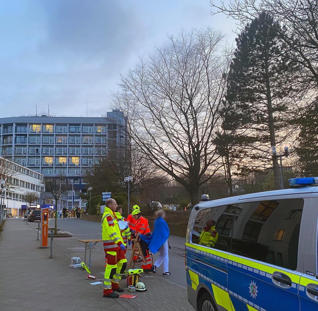 Aachen: Police and emergency services in front of a hospital