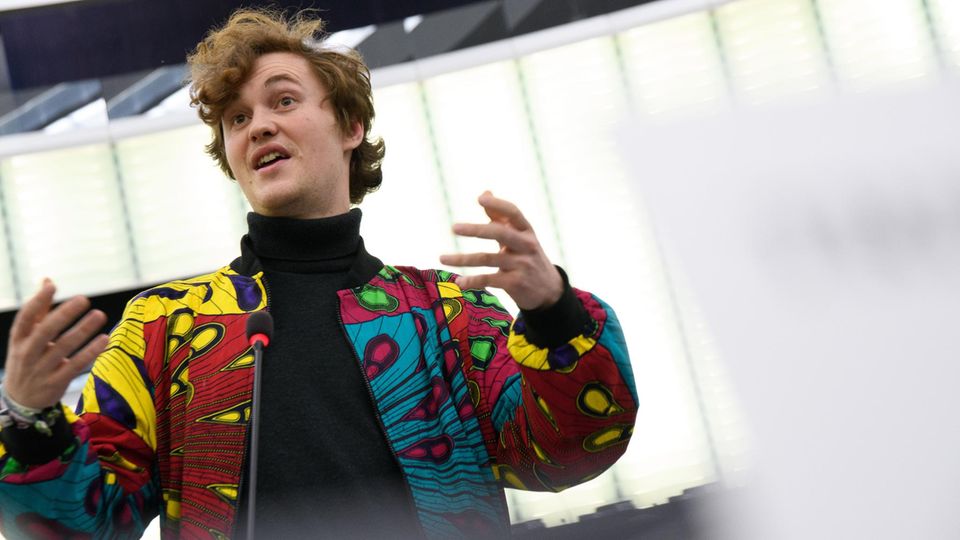 Young star with colorful wax print jacket: "Hi, I'm Malte Gallée, your MEP"