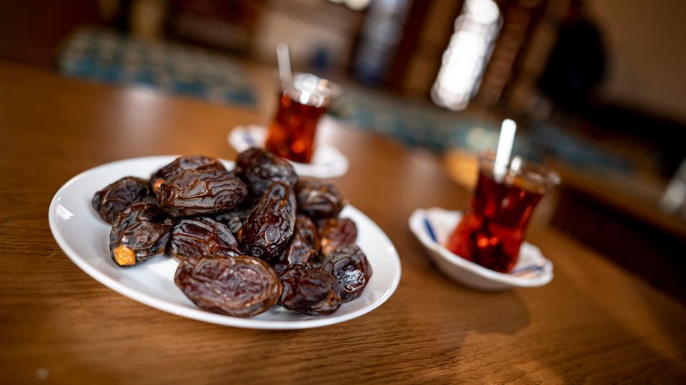 Dates and tea are available in the cafe of the Sehitlik Mosque in Berlin-Neukölln