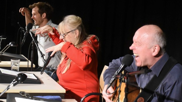 What's going on for families and children?: Performance all-rounders Stefan Murr (left) and Heinz Josef Braun (right) at one of their popular musical readings - here reinforced by Braun's wife Johanna Bittenbinder.