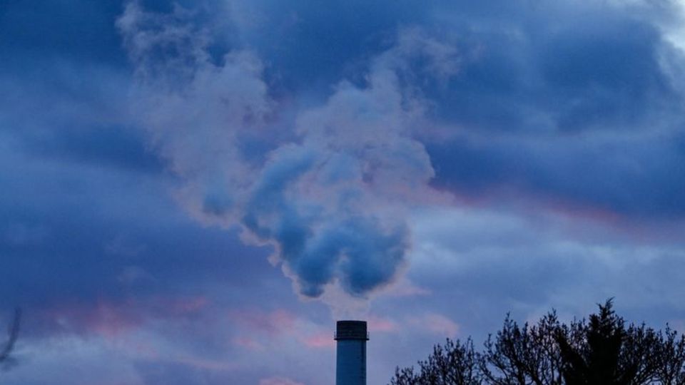 Steam rises from a chimney in the evening.  Photo: Jens Kalaene/dpa