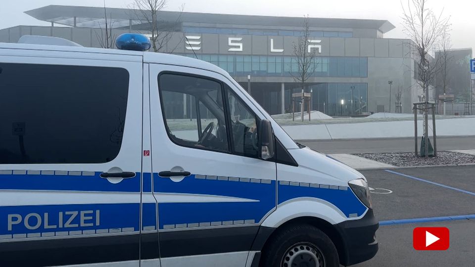 Brandenbburg, Grünheide: A police vehicle is on the Tesla factory premises in the morning hours