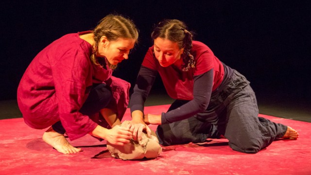 Theater Festival "cuckoo" 2024 for the very little ones: The actresses from Theater Gobelin & Theater Papilio from Tübingen use the versatility of sound to create their own "Stories from the lump of mud" to tell.