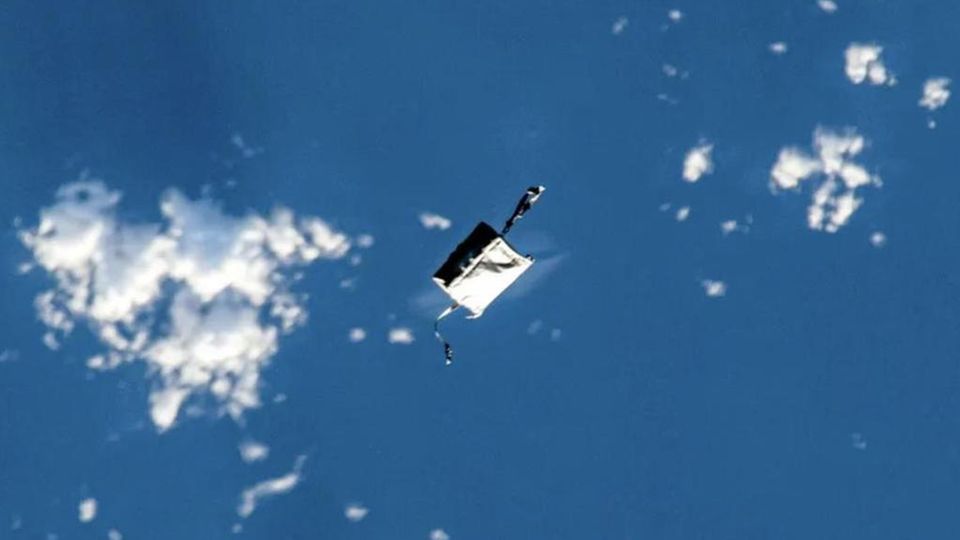 Space debris: ISS battery pack falls to earth – "perhaps as a beautiful shooting star"