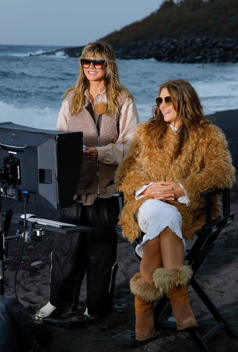 Heidi Klum und Liz Hurley beim Shooting. Hier lächelt die Model-Mama noch