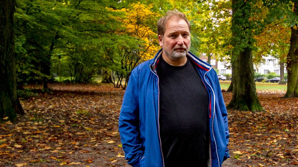 Author Stephan Bartels stands in a park