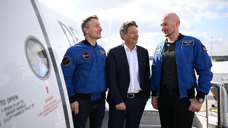 Vice Chancellor Robert Habeck and the two German astronauts Alexander Gerst and Matthias Maurer in front of the government aircraft