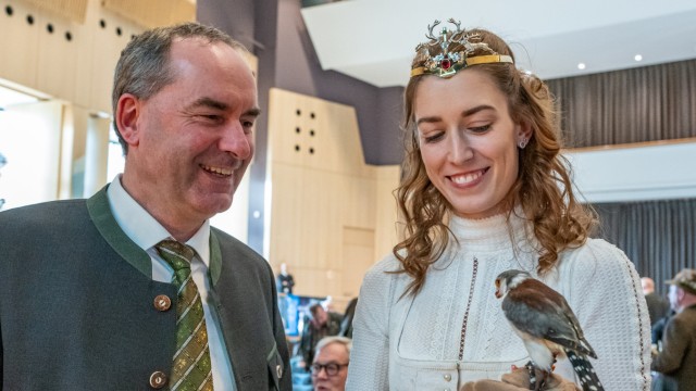 Bavarian Hunting Association: Economics Minister Hubert Aiwanger (FW) called on the hunting association to be united, but also found time for a conversation with the Bavarian hunting queen Felizitas Schauer from Bad Wörishofen, who is holding the collared pygmy falcon lady Tiana in her hand.