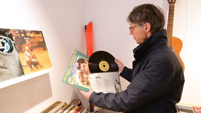 Second-hand shop: Nikolaus Hosemann examines the records in the new pop-up shop "Hall 2".  The Schwabinger is an expert when it comes to used goods stores.