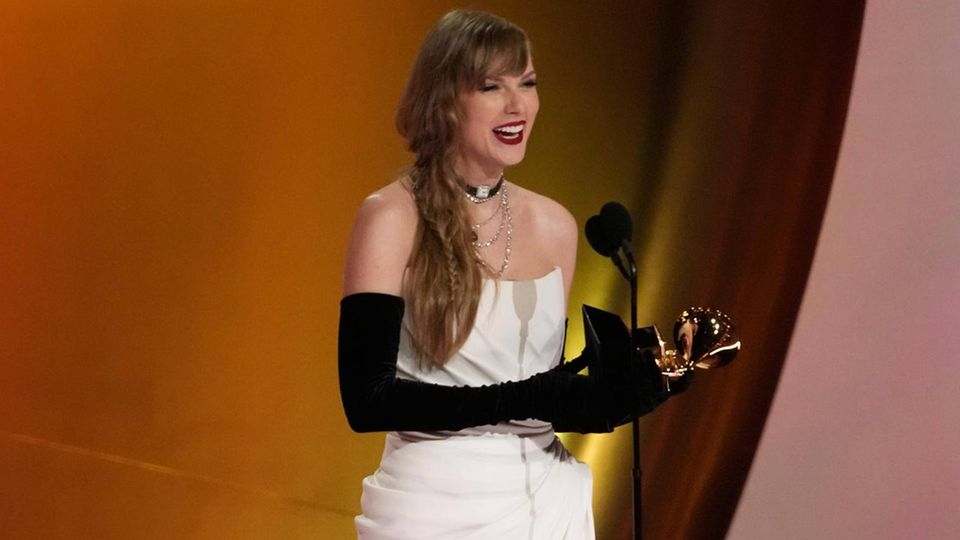 Taylor Swift on the Grammy stage with an award