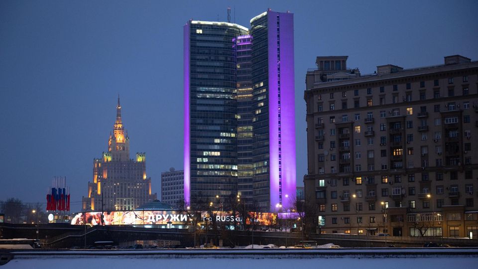 The Moscow skyline with a large "Z" in the windows of a high-rise building