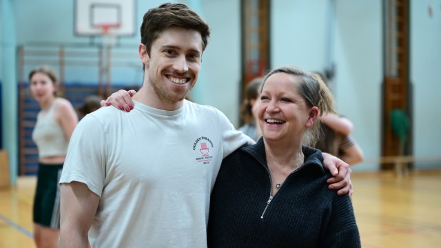 20 years "Circus Leopoldini": Matthias Eder remains connected to Doro Auer's Circus Leopoldini as a trainer and performs even after his training as a physiotherapist "Spring awakening" his acrobatic solo.