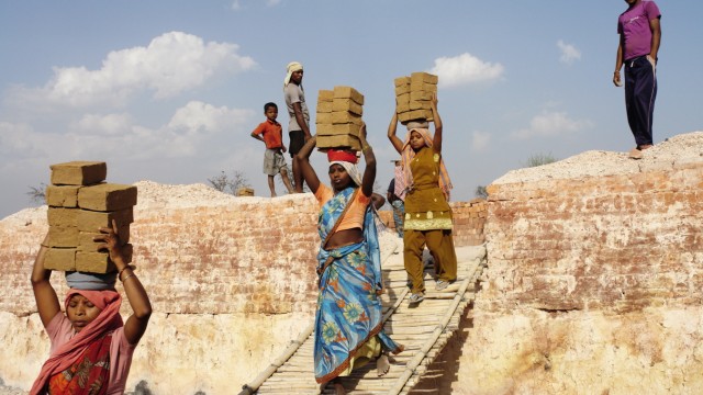 Kompass: Diese Frauen schleppen schwer an den Steinen - Zwangsarbeit ist auch heute noch für viele Menschen auf der ganzen Welt Realität. Im Jahr 2022 waren auch über 160 Millionen Kinder davon betroffen.