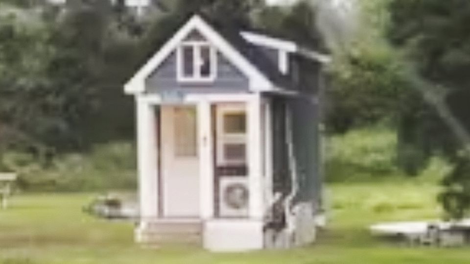 Funny video goes viral: Father accidentally books tiny house for large family