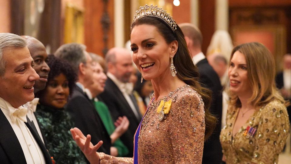 A life under constant observation - which constantly wants to be portrayed: Kate at a reception of the diplomatic corps in Buckingham Palace last December