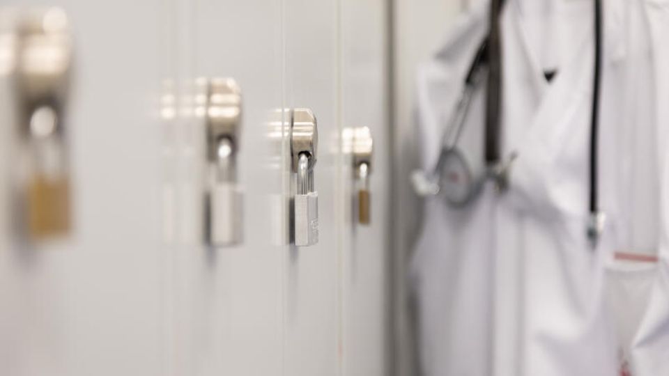 Symbolic image: doctor's coat on a locker: England no longer wants to give out puberty blockers to children