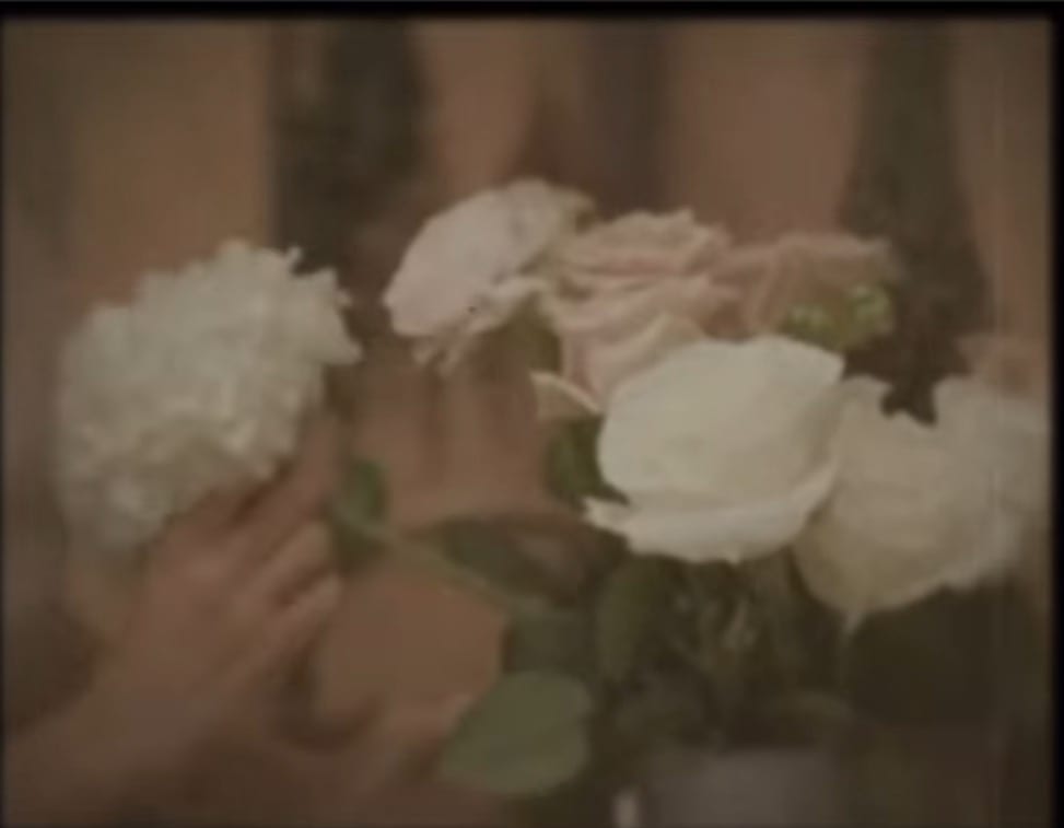 Im Video arrangiert Meghan Markle ein paar Blumen in ihrem Haus