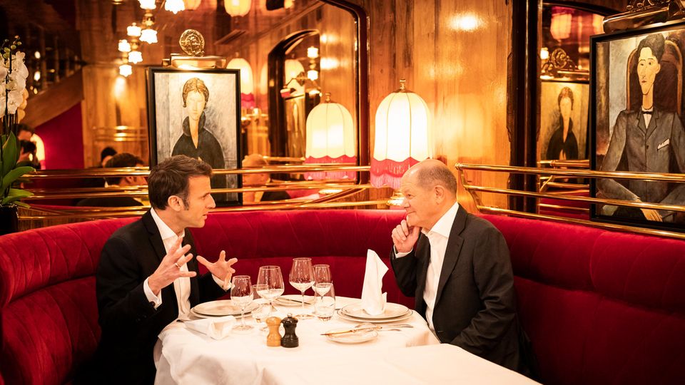 Macron and Scholz in "La Rotonde"