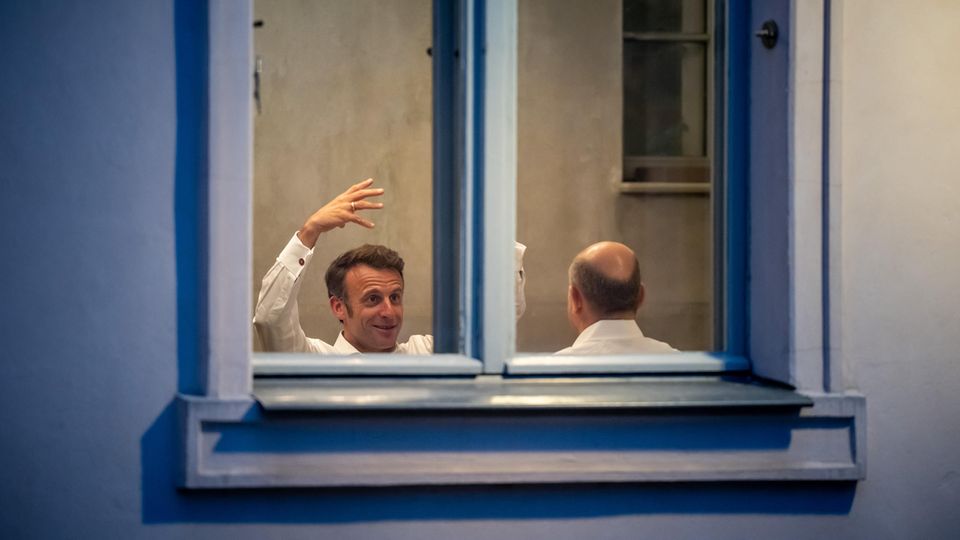 View through the window: Macron and Scholz in the restaurant "Cooking room" in Potsdam