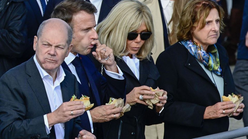 Olaf Scholz (l.), his wife Britta Ernst (r.) and the Macron couple eat fish sandwiches.