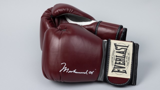 Exhibition in Rosenheim: Every hero needs the right weapon - in the case of Muhammad Ali, these are the Everlast boxing gloves signed by him.