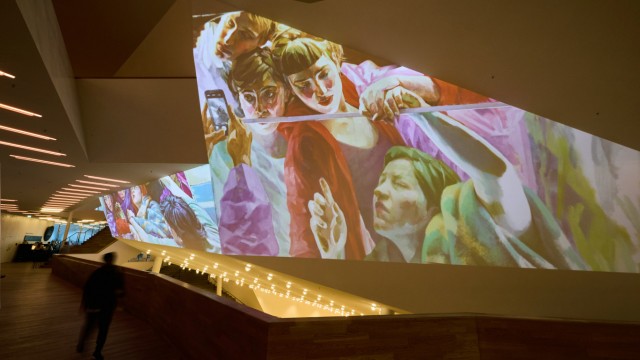 André Heller Festival: The projection "Strangers in a stereotypical world, Exiles 2" by the artist Xenia Hausner is projected onto the ceiling in the foyer of the Elbphilharmonie as part of the Reflexionr Festival by the multimedia artist André Heller.