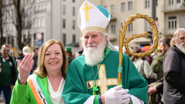 Irish National Day: Siobhán Freidank led the way as Grand Marshal, amateur actor Wolfgang Schramm took on the role of the Irish saint.
