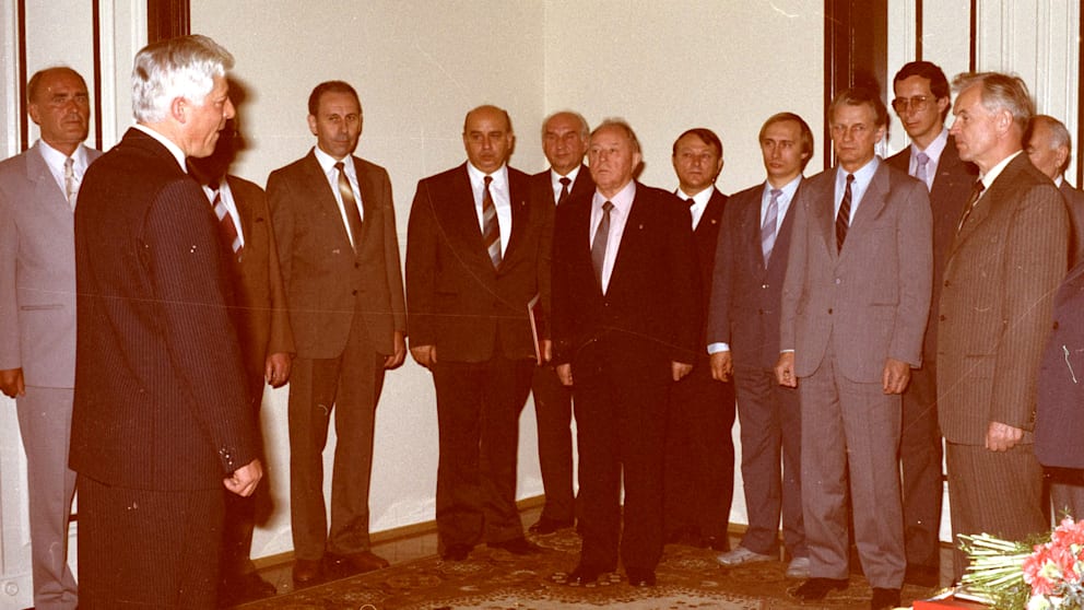 1987 in Dresden: Der damalige KGB-Major Wladimir Putin (5.v.r.) bei Dresdens Stasi-Chef Horst Böhm (2.v.l.). U.a. auch beim Empfang: Stasi-Minister Erich Mielke (7.v.l.) und SED-Bezirkschef Hans Modrow (2.v.r.)