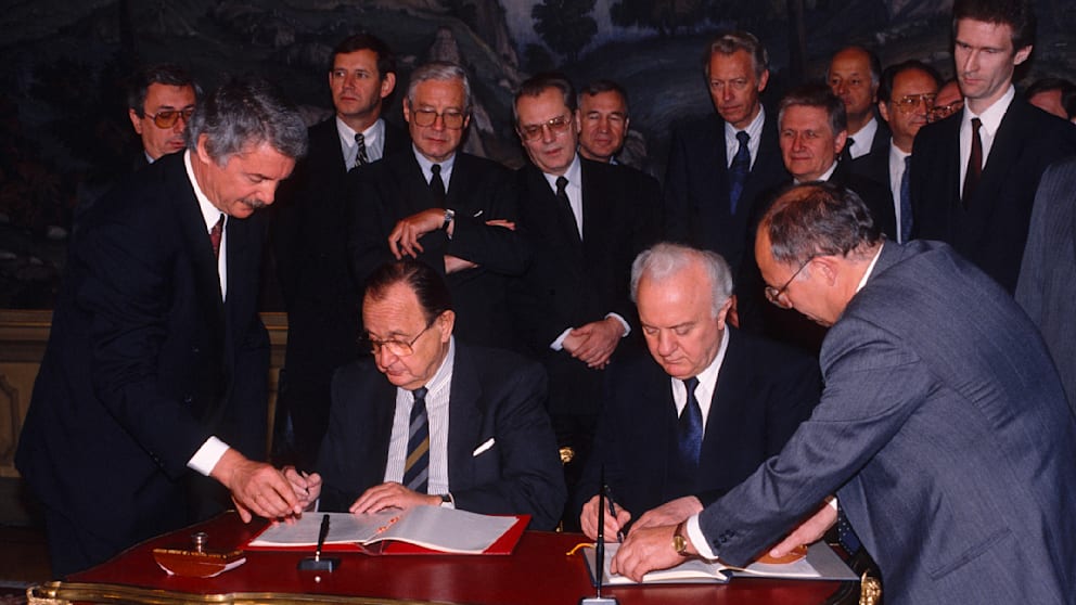 Der damalige deutsche Außenminister Hans-Dietrich Genscher (l.) und sein sowjetischer Amtskollege Eduard Schewardnadse unterzeichnen im September 1990 den die „Zwei-plus-Vier-Verträge“