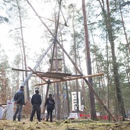 Original image: Forest occupation next to the Tesl factory on March 15, 2024.  Grünheide (Source: dpa/Christoph Gollnow)