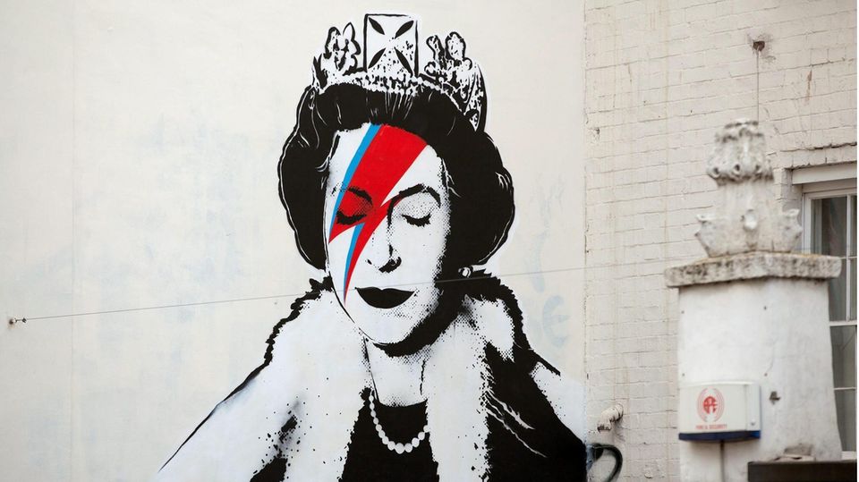 A graffito by Bansky turned Queen Elizabeth II into Ziggy Stardust (2012)