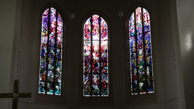 Konzerte zu Ostern in München: Aus bis zu 6000 Glasfarbtönen komponierte der Künstler Helmut Ammann seine dramatische Bildsprache auf den drei Chorfenstern der Christuskirche in Neuhausen, in der am Karfreitag die "Johannespassion" erklingt.