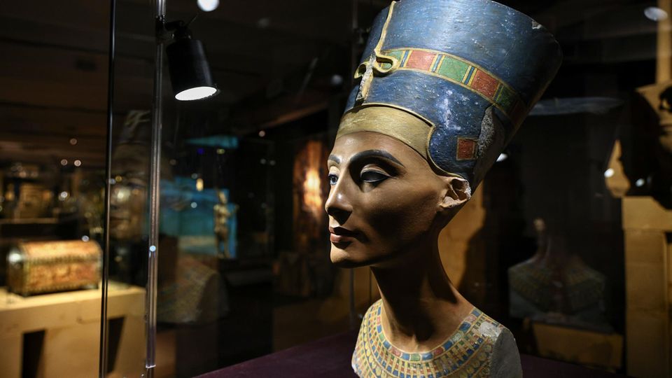 "The beauty has come" - the majesty of Nefertiti captivates the viewer.