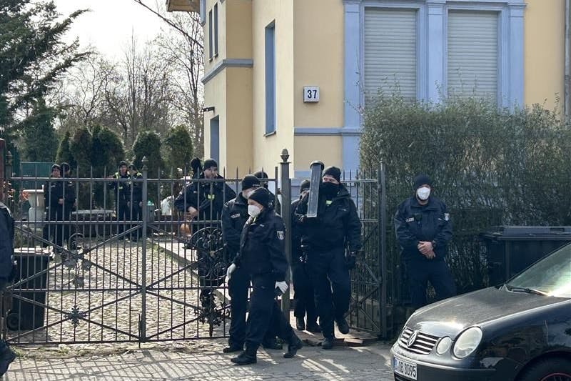 Police officers with a battering ram on site in Berlin-Neukölln