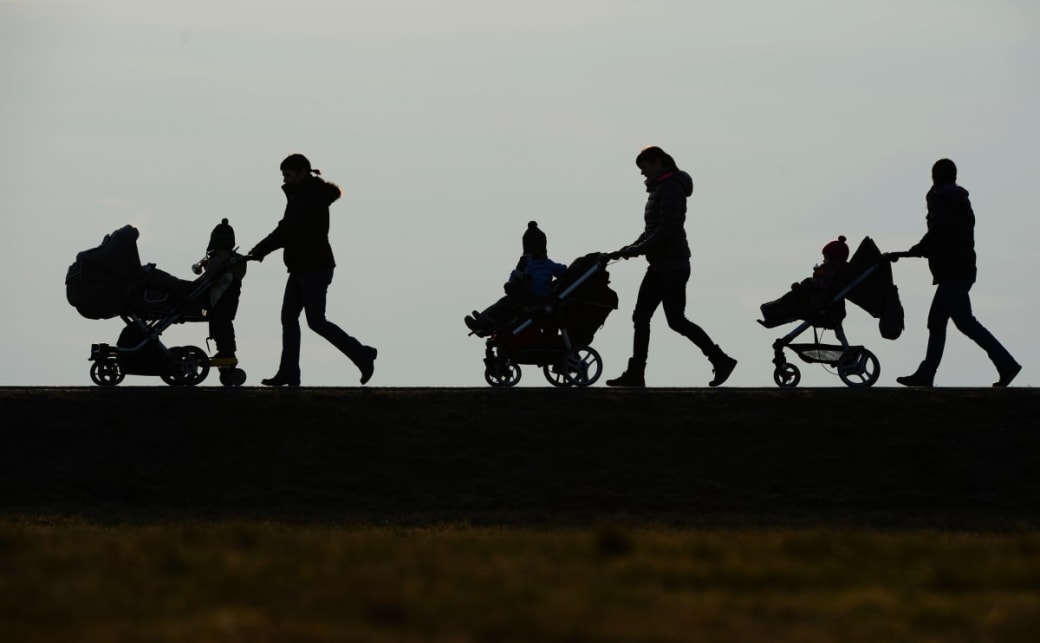 Three mothers push their strollers along a country road on the “Höchsten” mountain near Oberhomberg in Baden-Württemberg.  Photo: Felix Kästle/dpa 