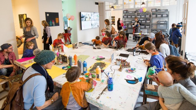 Tipps für Kinder in den Osterferien: Experimentierfreude mit verschiedensten Gestaltungstechniken können Kinder ab zwei Jahren - in Begleitung - im offenen Programm des Kinderkunsthauses ausleben.
