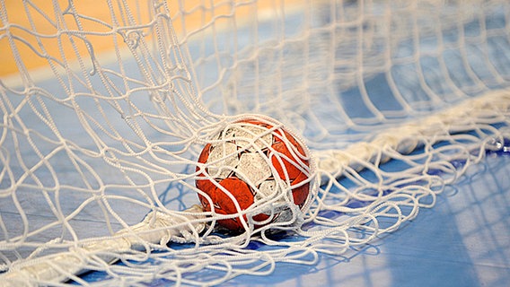 A handball is in the goal net.  © picture-alliance Photo: Frank Hoermann / Sven Simon