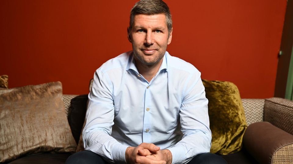 Thomas Hitzlsperger in front of a red background