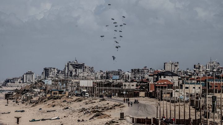 A plane drops humanitarian aid over Gaza City, March 15, 2024. (ALI JADALLAH / ANADOLU / AFP)