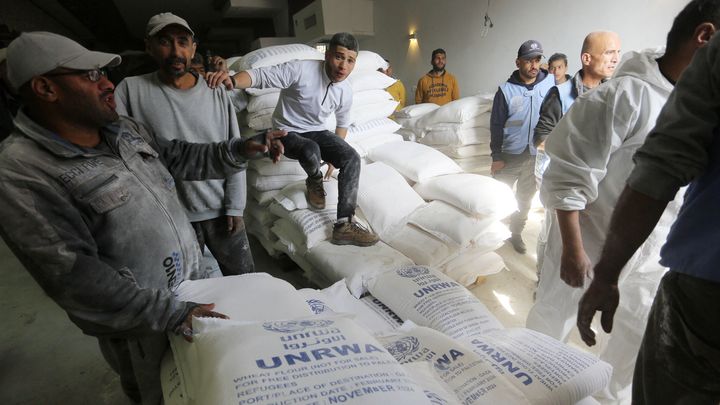 UNRWA organizes a delivery of flour bags to Deir al-Balah, in the Gaza Strip, on March 3, 2024. (ASHRAF AMRA / ANADOLU / AFP)
