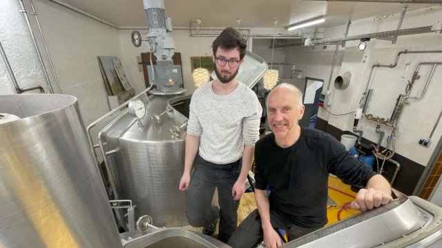 Strong beer festivals: Here everything is still handcrafted: Brewing engineer Werner Schuegraf (right) and trainee Valentin Schartner stand at the brewing kettle at the Perlach research brewery.