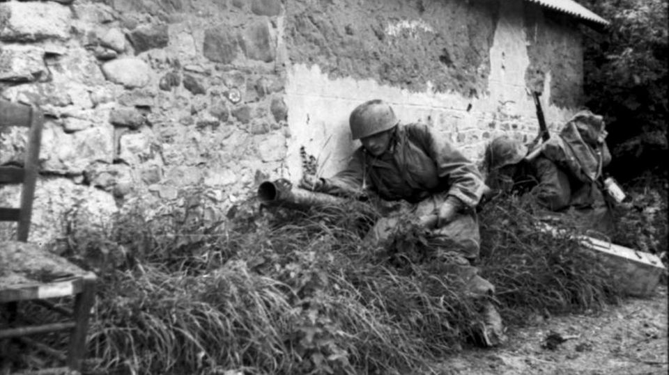 German parachutists with the Panzerschrei in Normandy.  The shooter seeks cover through the building.
