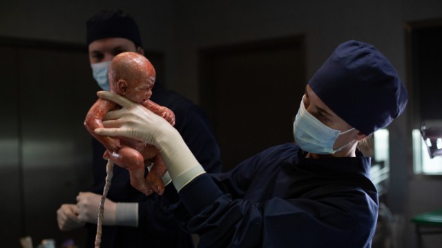 Series of the month March: As realistic as rarely shown: Dr.  Charlotte Mohn (Katia Fellin, r.) performs a cesarean section.