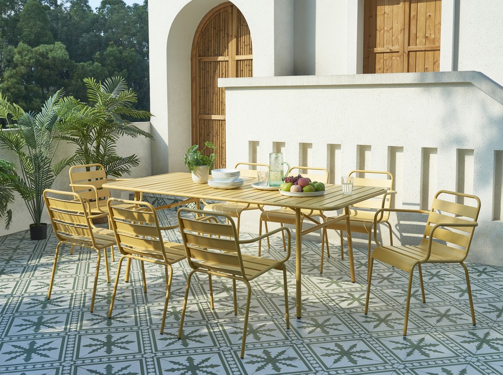 A colorful XXL table to enhance the Mediterranean terrace