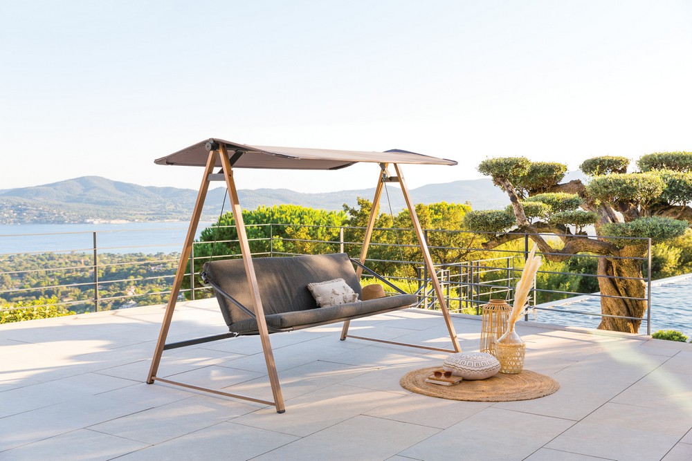 The swing, the chill asset of the Mediterranean terrace