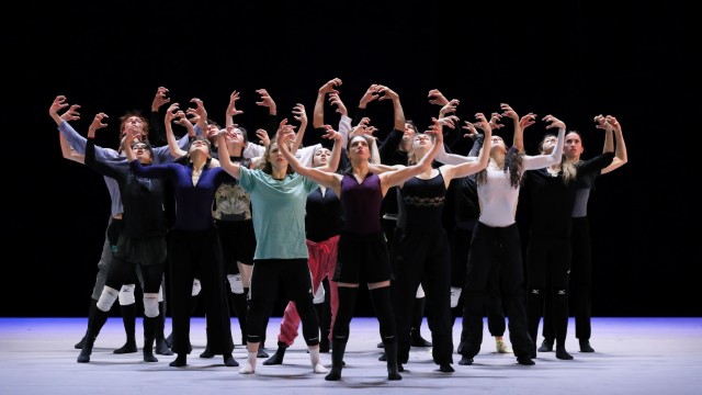 Ballettfestwoche 2024: Rituale einer neuen Spezies: Das Ensemble des Staatsballetts (hier bei der Einführungsmatinee) in Andrew Skeels "Chasm", das bei der Ballettfestwoche seine Welturaufführung hat.