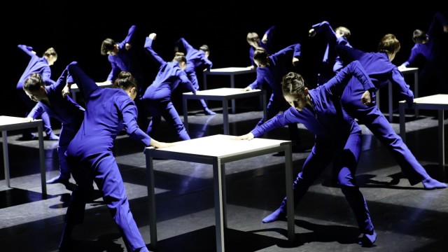 Ballettfestwoche 2024: Immer schneller, immer mehr: Studierende der Ballett-Akademie der Hochschule für Musik und Theater in Kinsun Chans "JIT", das die Arbeitswelten des modernen Menschen reflektiert.