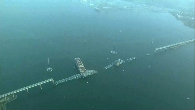 USA: The aerial photo shows the extent of the disaster - large parts of the bridge have collapsed.